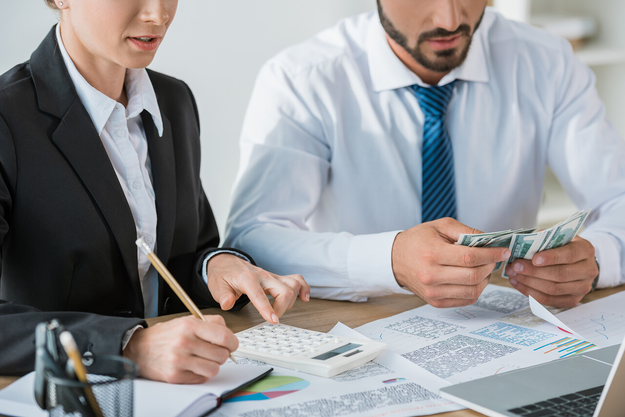 会计人员在办公室里计算美元的形象