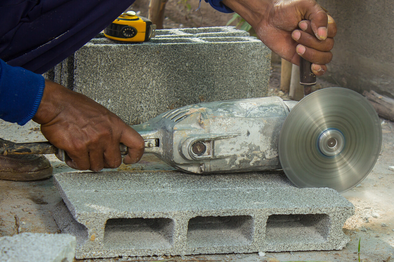 专家在建筑工地切割砖块