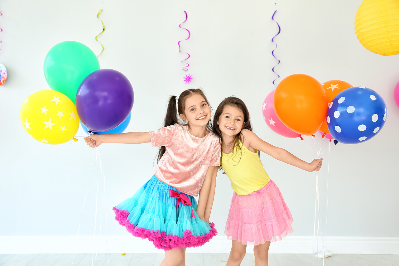 生日聚会上的可爱的小女孩微笑的小女孩