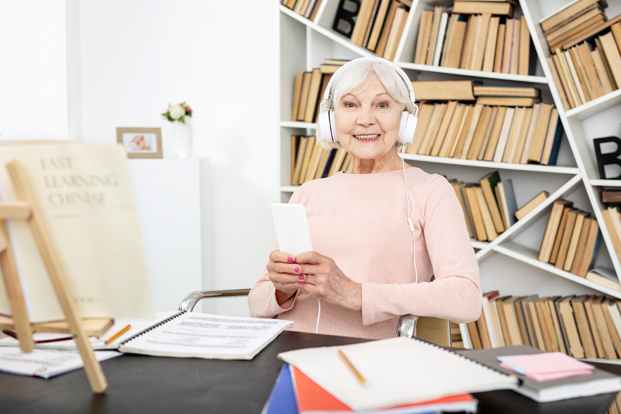学习语言的成熟妇女听音频