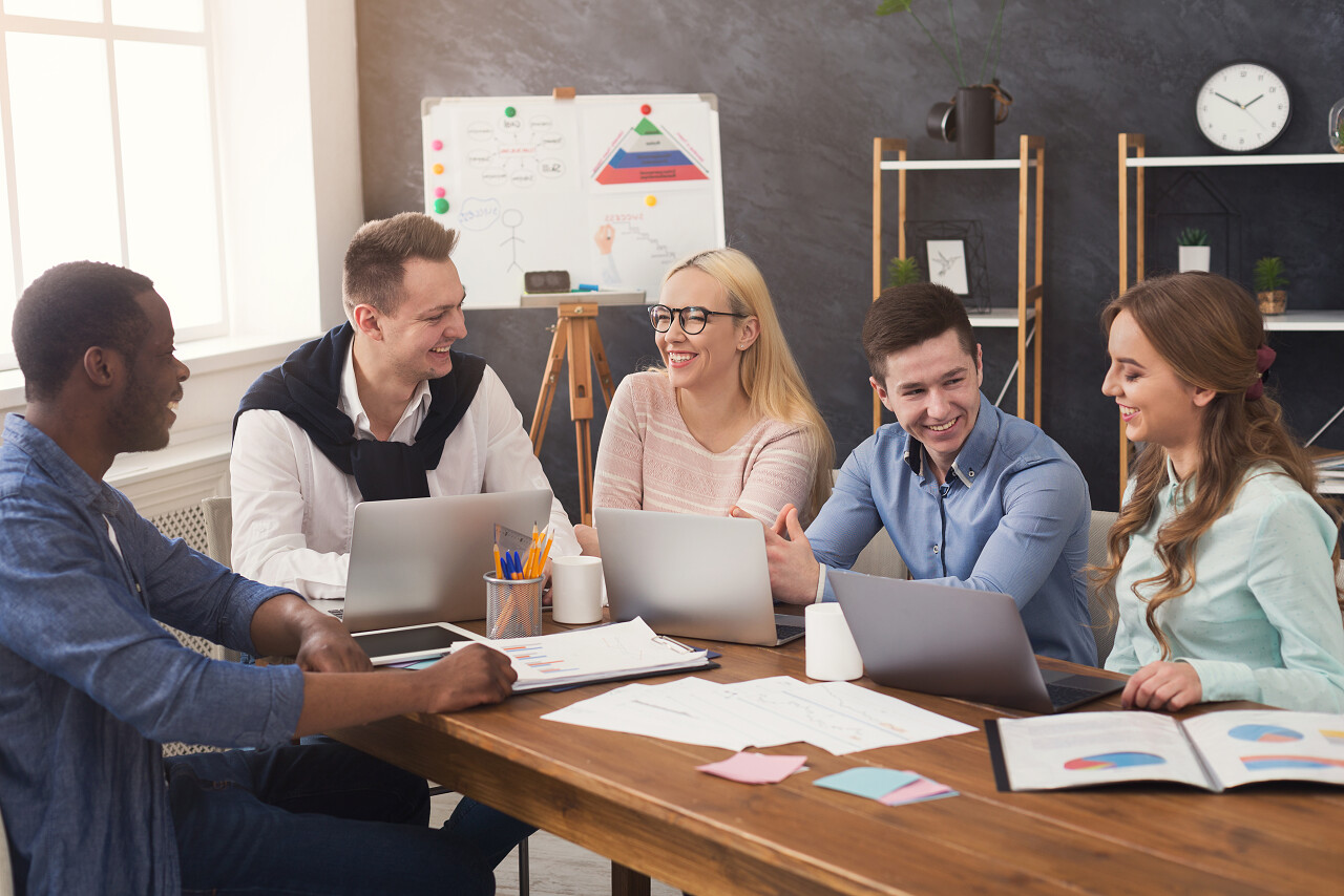 年轻开朗的人在办公室集思广益讨论新的启动项目团队交流沟通会议商务男女