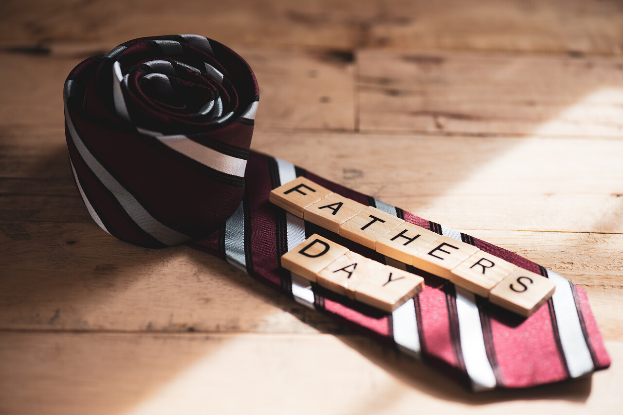 在木桌背景上的红色领带