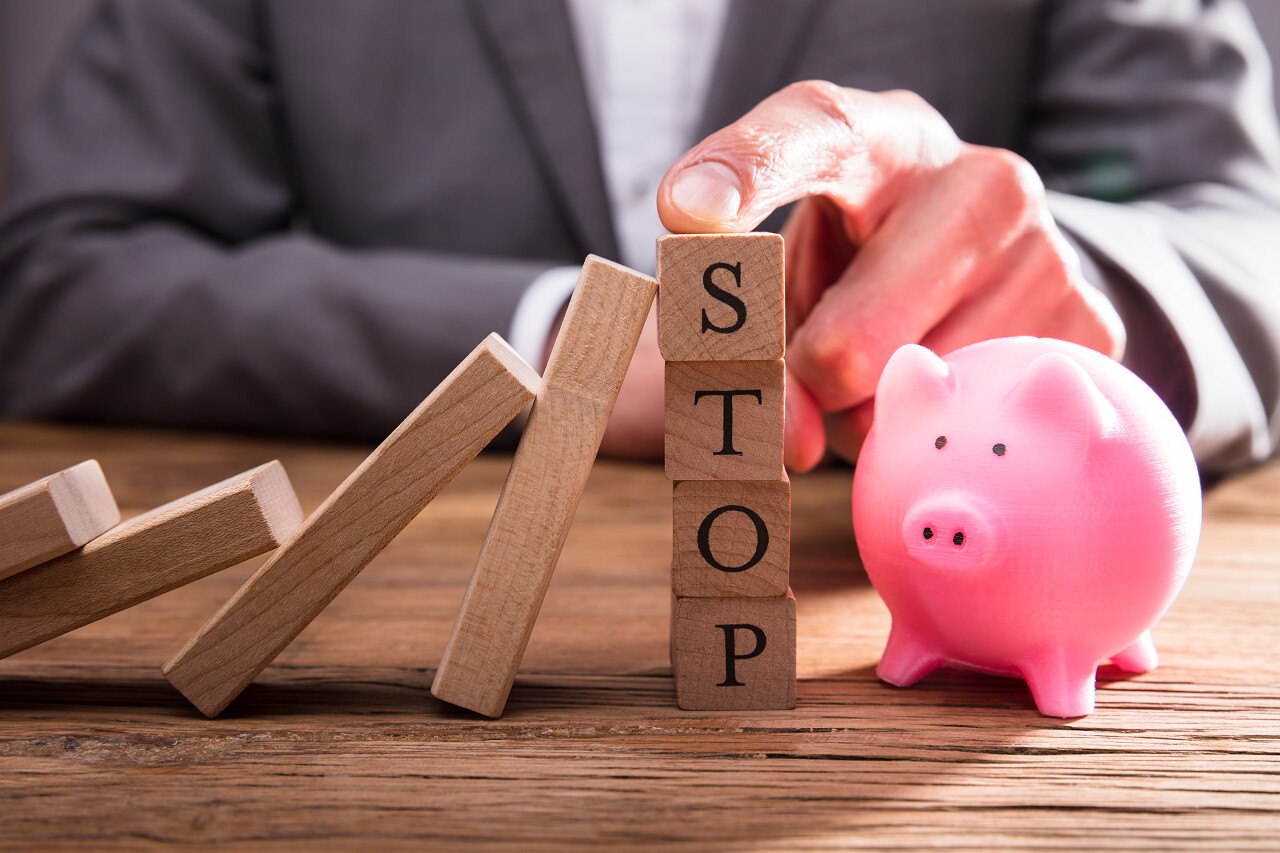 人的手指停止木块阻止多米诺骨牌