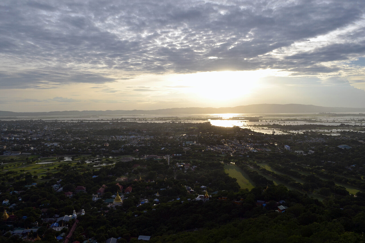 在日落期间看曼德勒山
