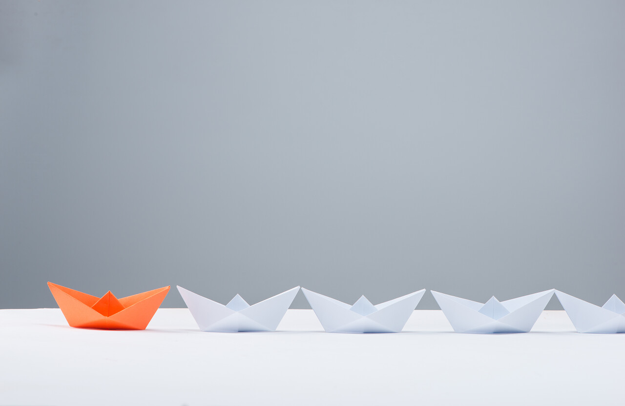 领导理念红纸船在白色之间领先