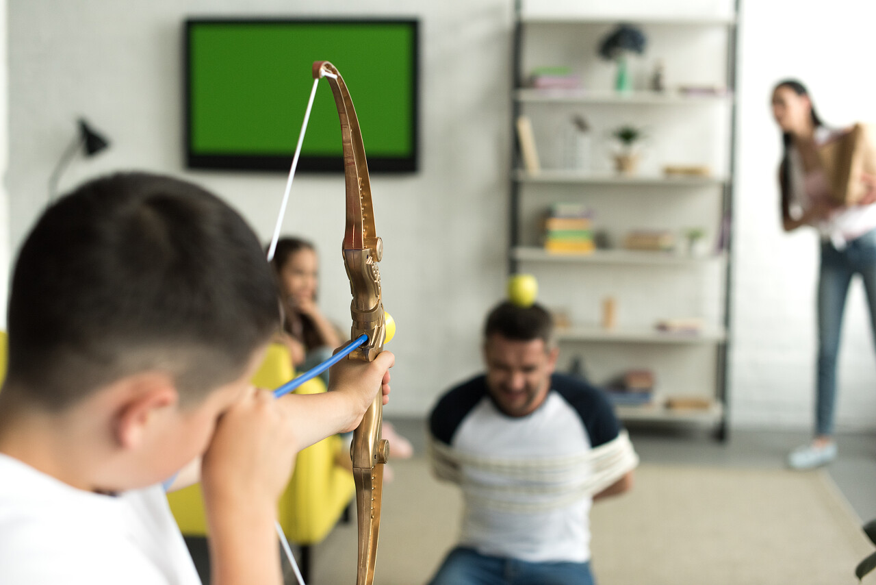 儿子在家中玩假装射击