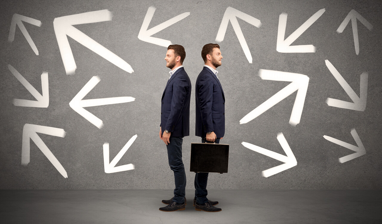 两个男人背着站着选择困难症