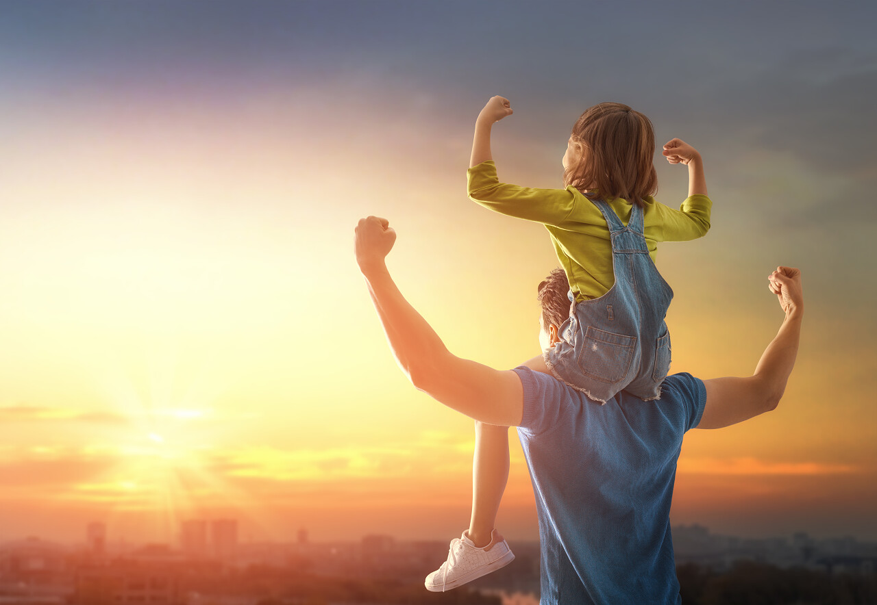 快乐温馨的家庭父亲和他的女儿在户外玩耍幸福童年孩子幸福的人美好童年