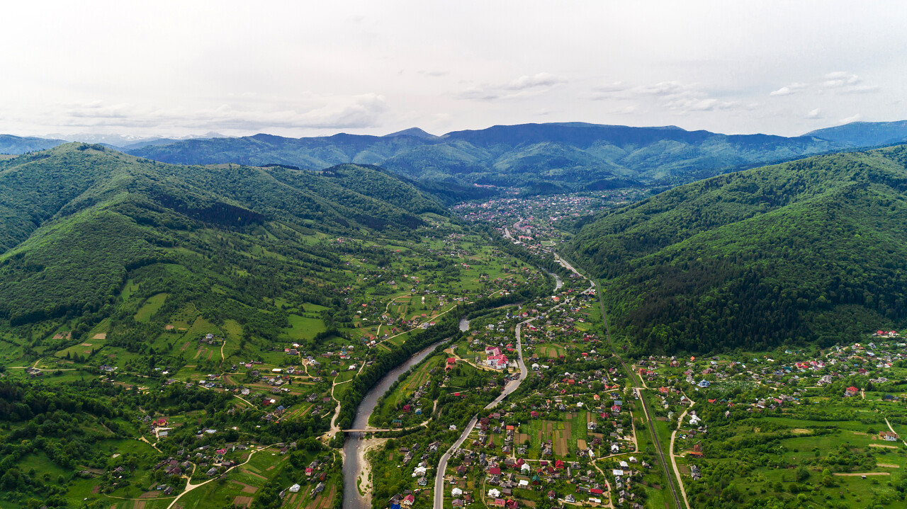 乌克兰夏季的大山鸟瞰图
