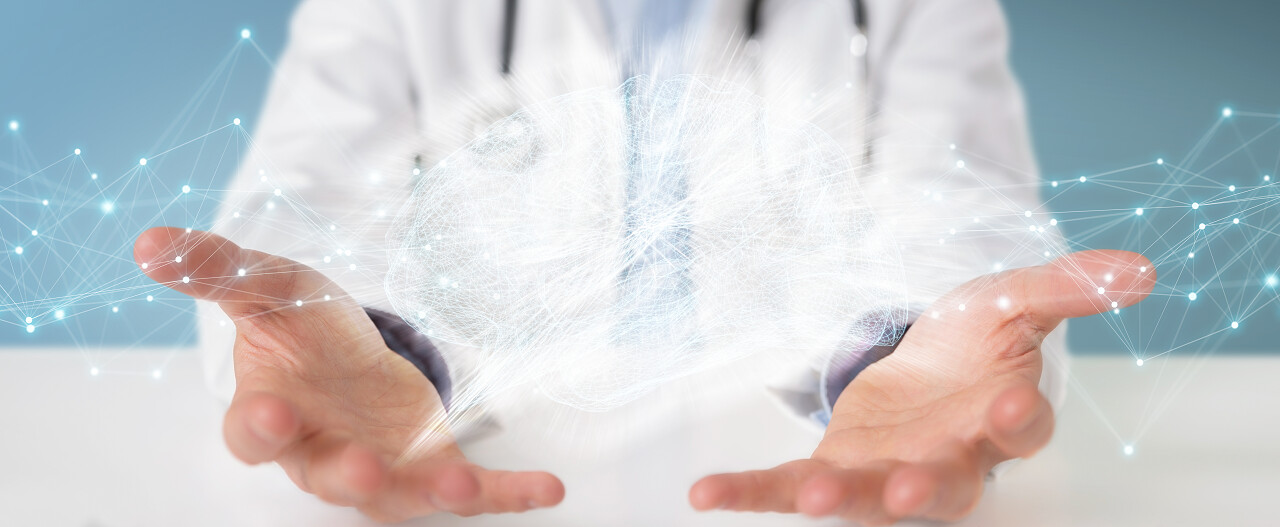 模糊背景的医生持有数字大脑接口