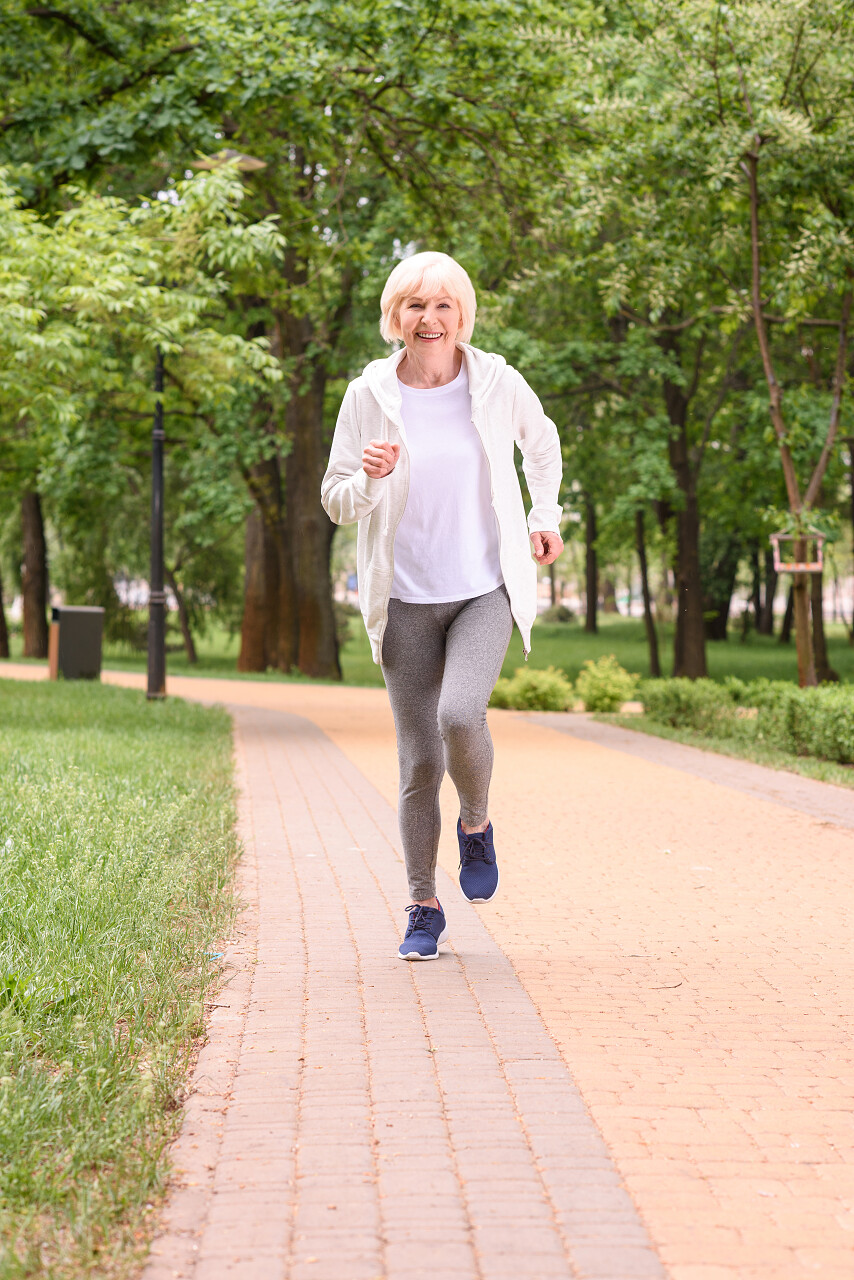 妇女在公园里跑步老人跑步运动健身跑步公园健身
