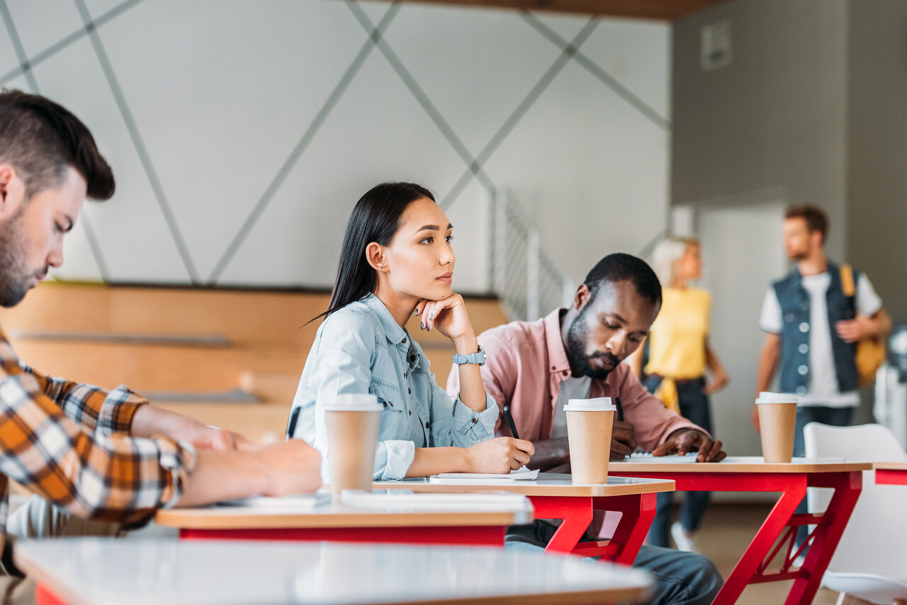 青年多民族学生听讲座