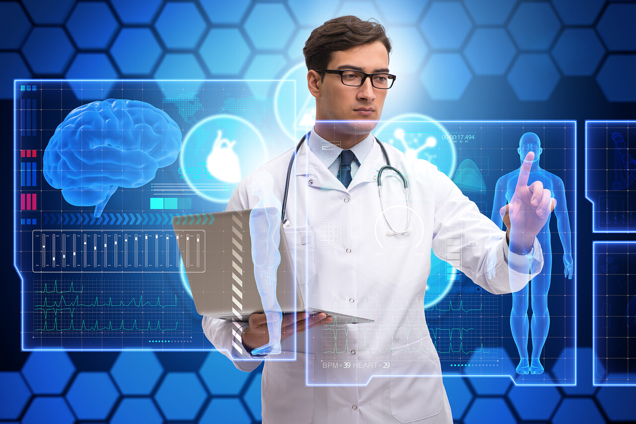 医生按虚拟按钮的远程医疗概念