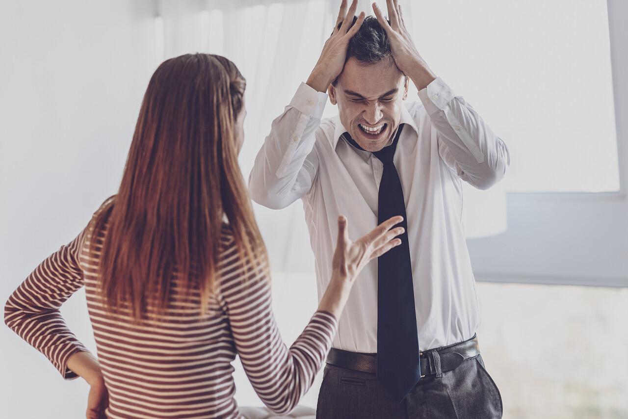 一对正在吵架的男子女人在争吵男人捂住耳朵家庭夫妻矛盾暴躁