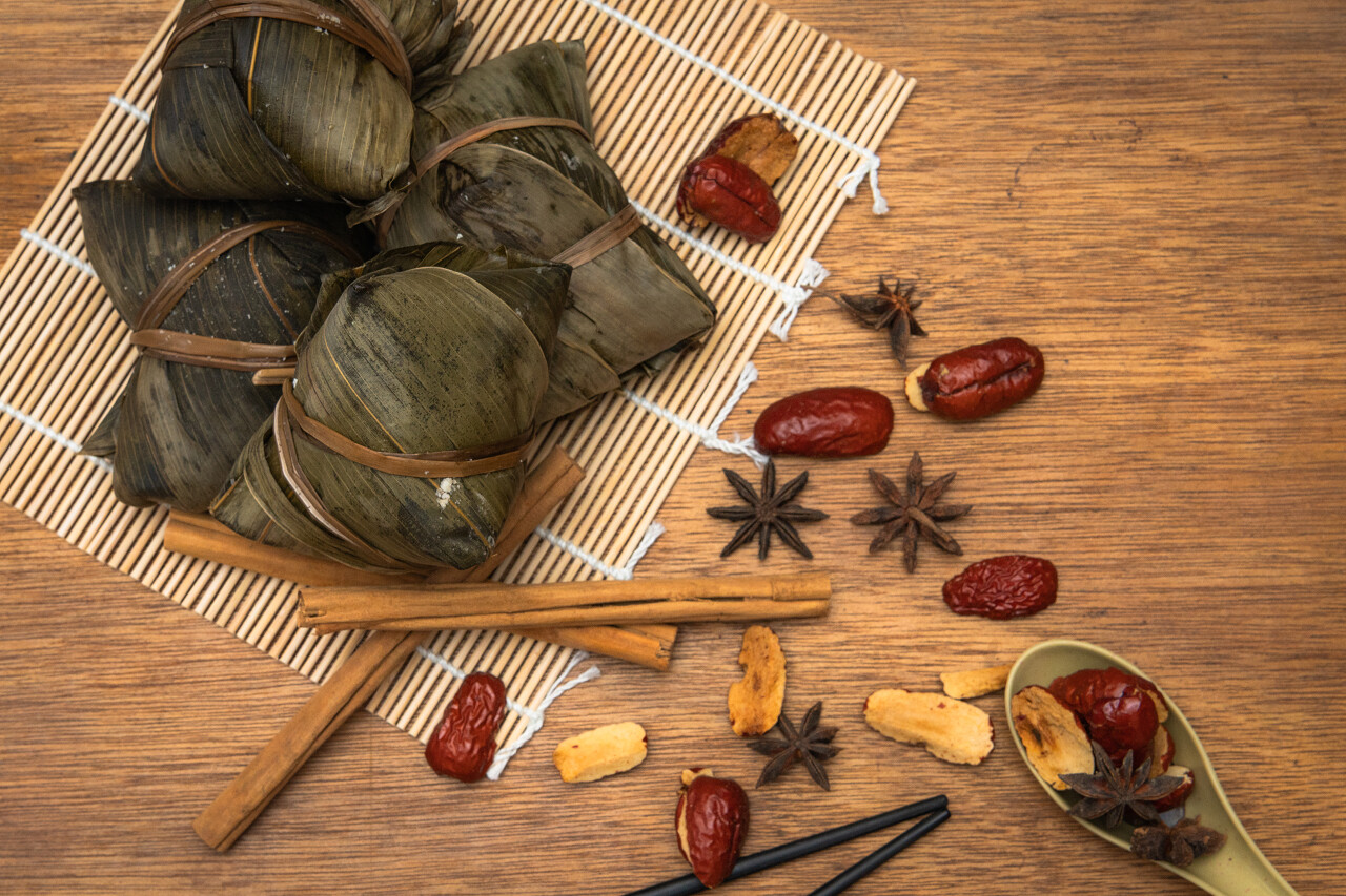 端午节粽子端午节美食端午节桌子上放着看起来很美味的粽子红枣端午节
