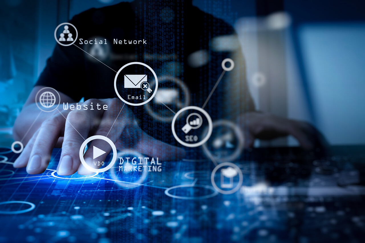 商人手用现代技术和数字层效应作为企业战略理念