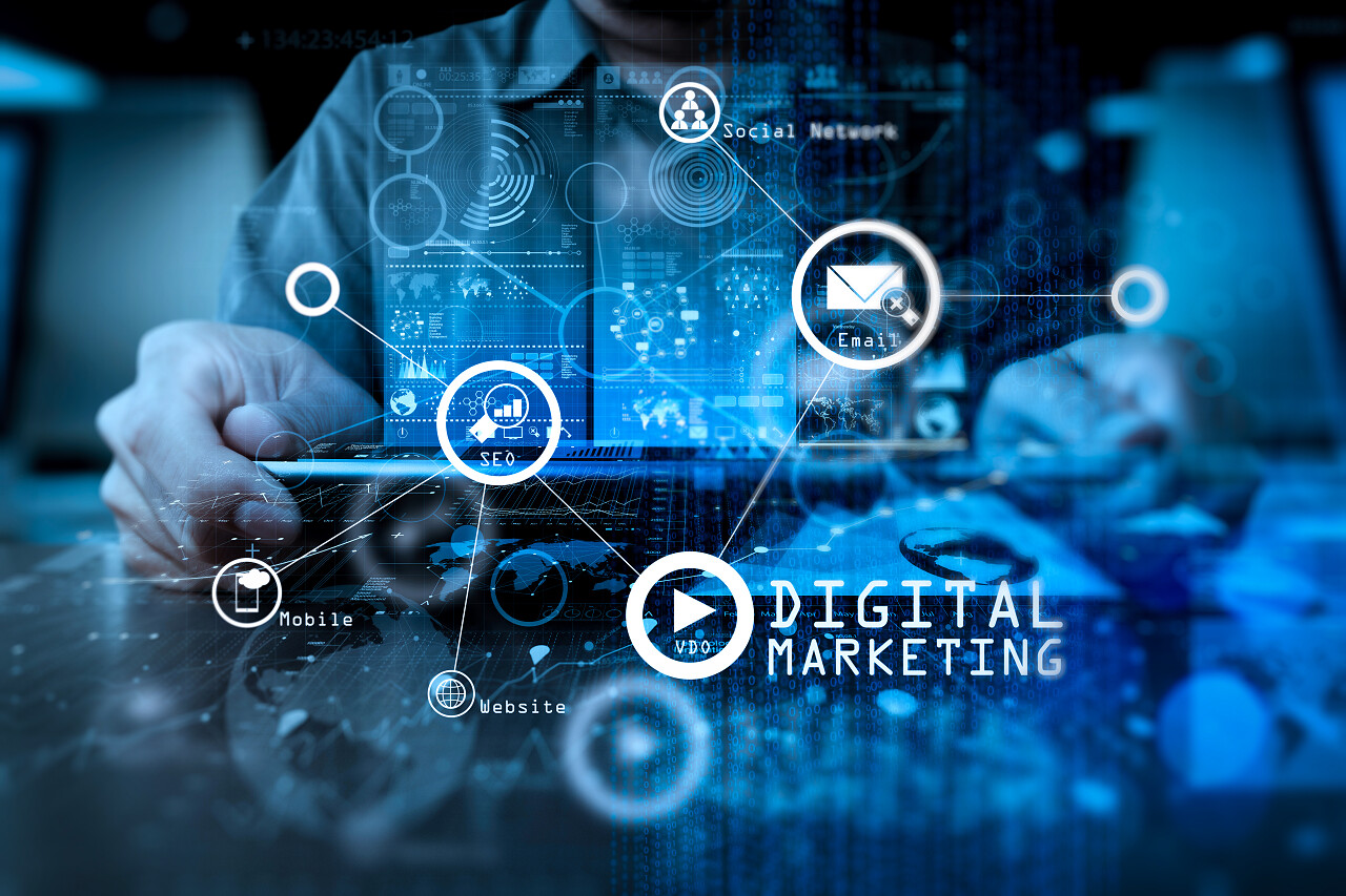 商人手用现代技术数码平板电脑与数字层效应作为企业战略理念