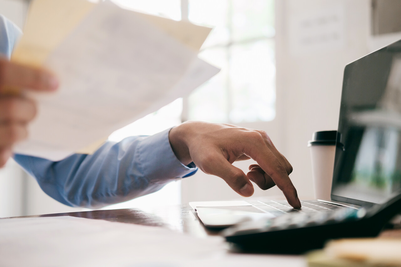 男性会计师或银行家使用计算器