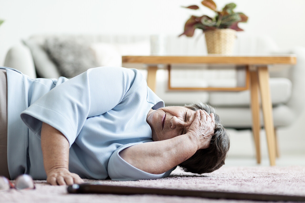 在家跌倒后头疼的老年妇女救命