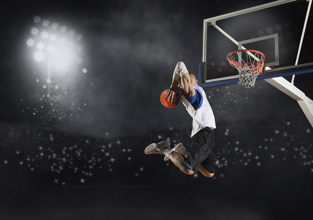 一位篮球运动员在投篮
