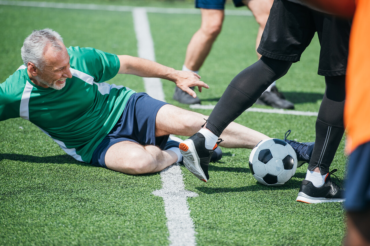 老年朋友在一起踢足球