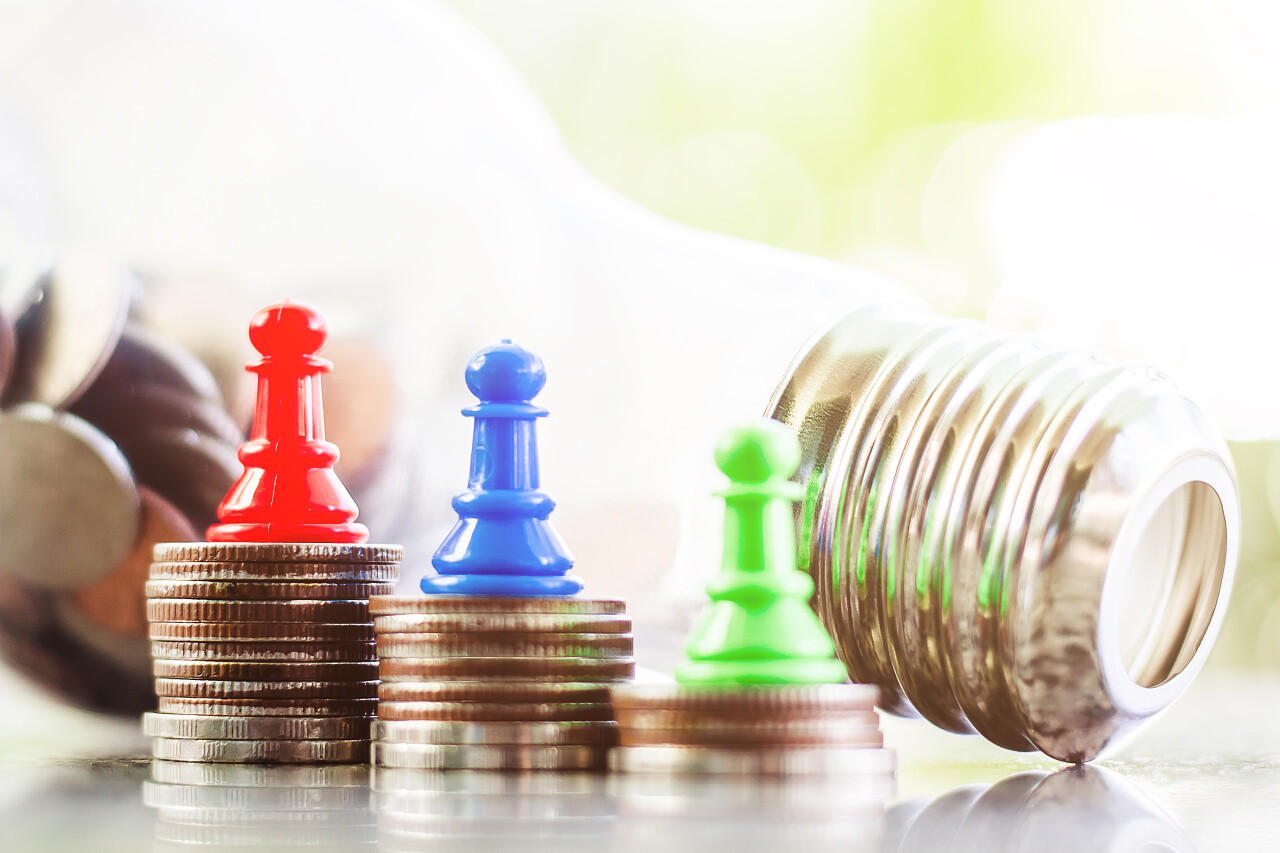 棋子在金币上方灯泡在后面