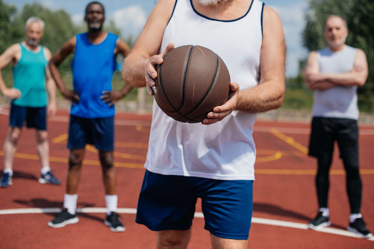老年运动员在操场上打篮球活力老人