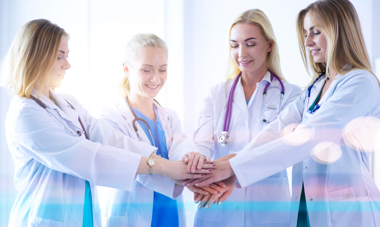 医疗队中的医生和护士手拉手医生的手医生手势