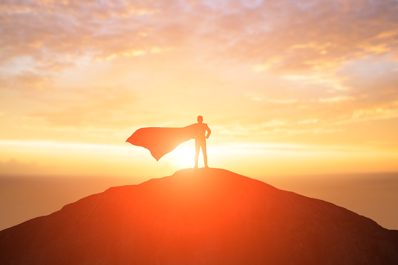 超人在山上日出的剪影