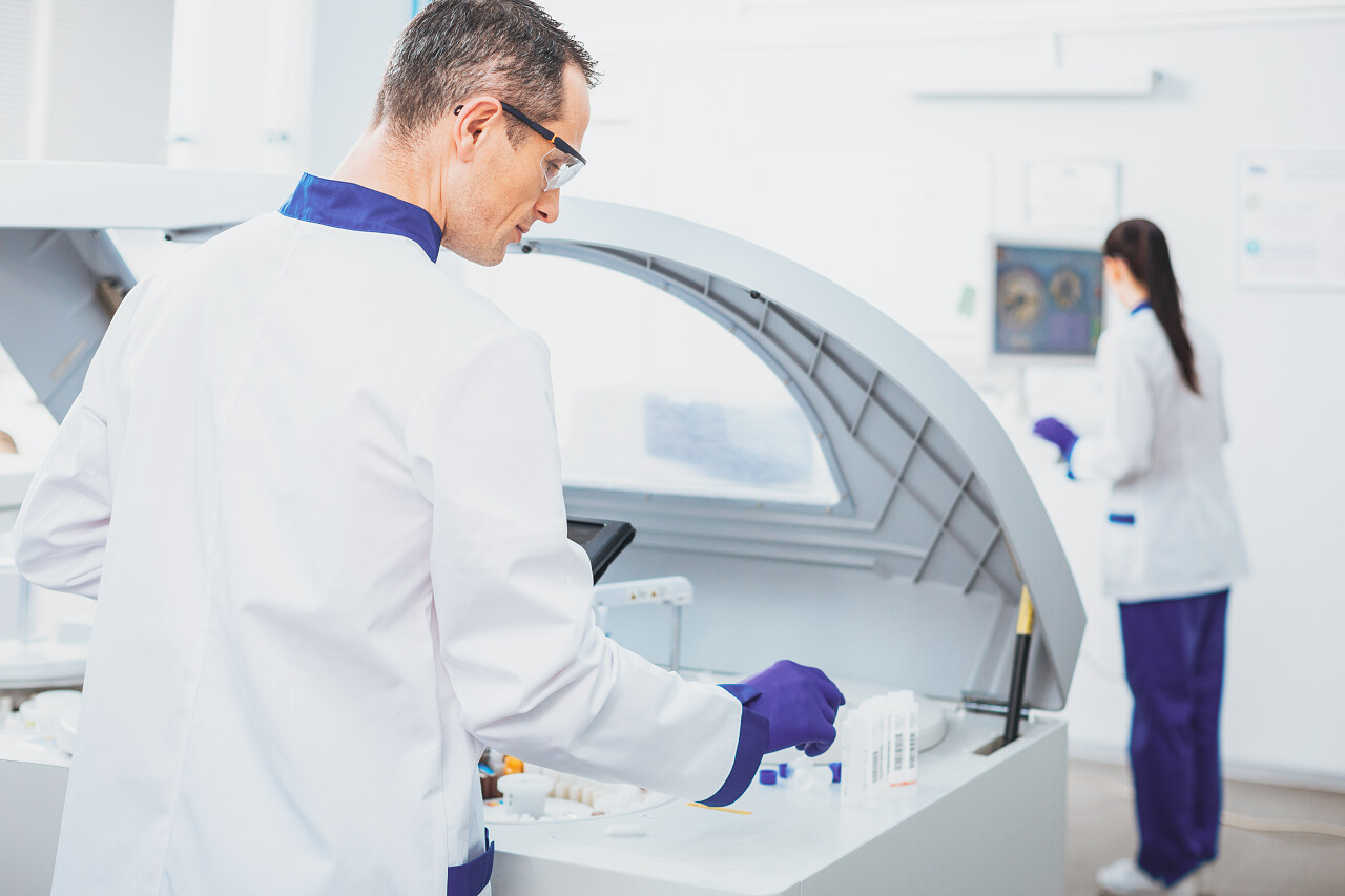 穿制服的医务人员正在工作