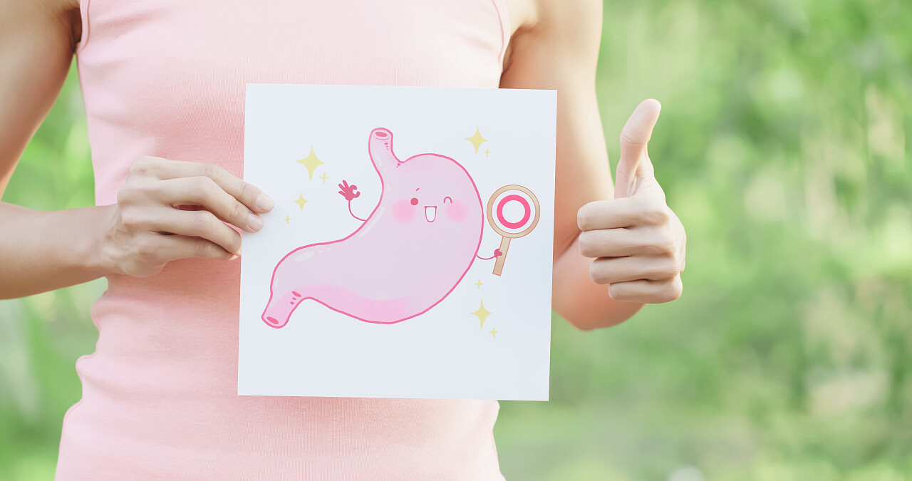 健康的胃广告牌与绿色背景的妇女