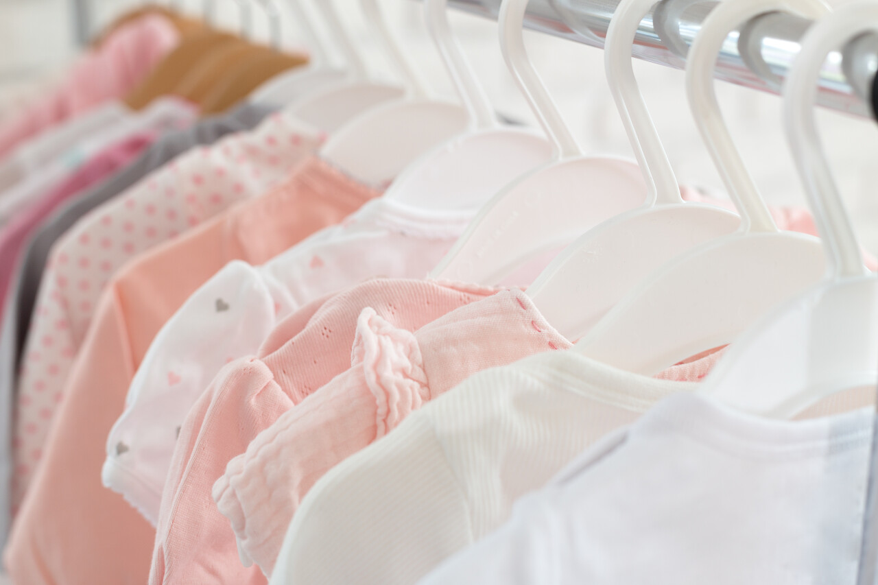 衣架上的儿童衣服