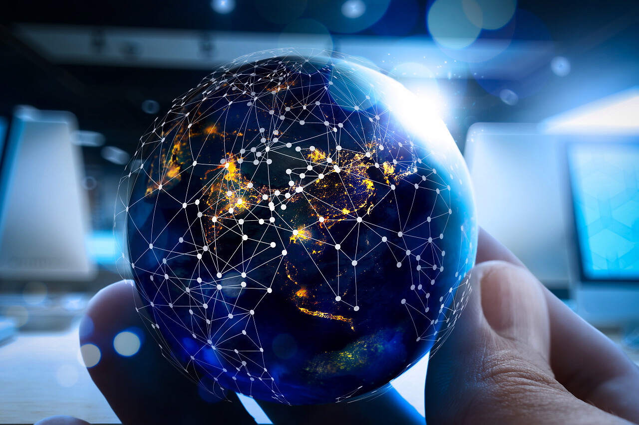 手持全球世界电信网络连接地球各地通信技术