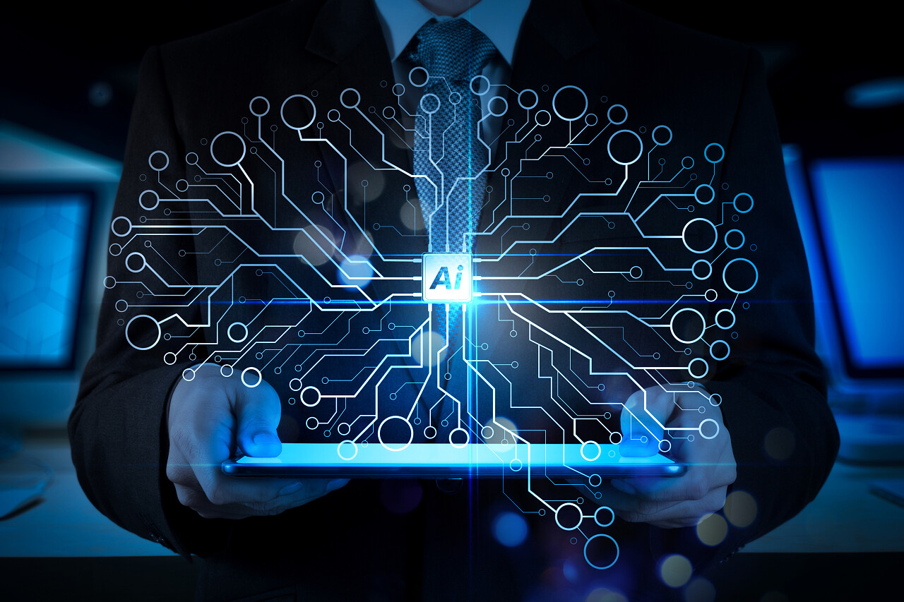 商人在拿着平板电脑办公