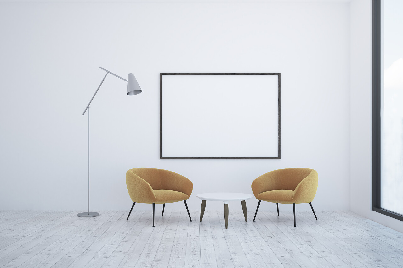 起居室内有一层白色的木地板两个黄色扶手椅和圆形茶几