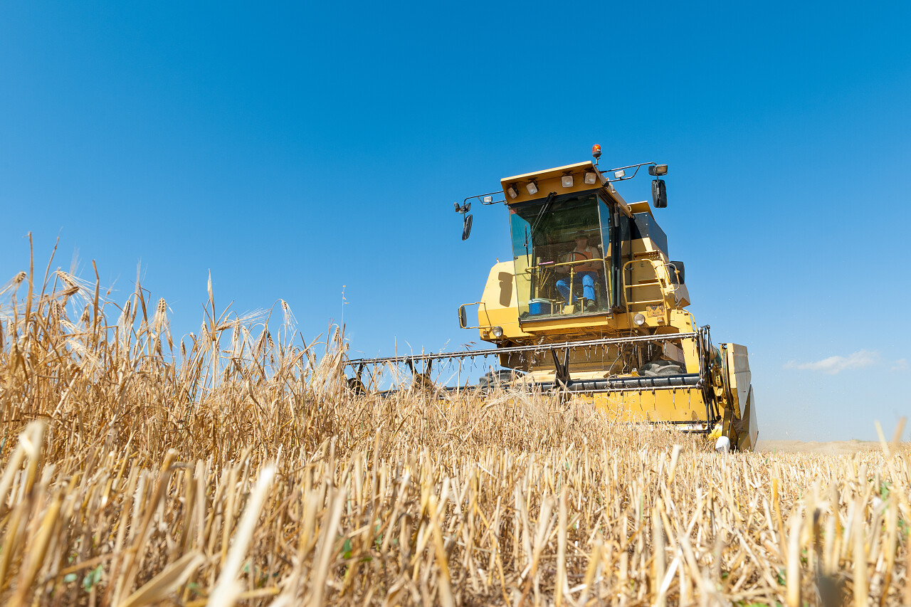 场农村背景下的收割机