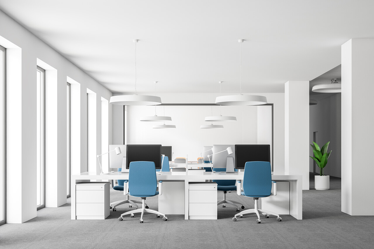 露天办公室内有白色的墙壁