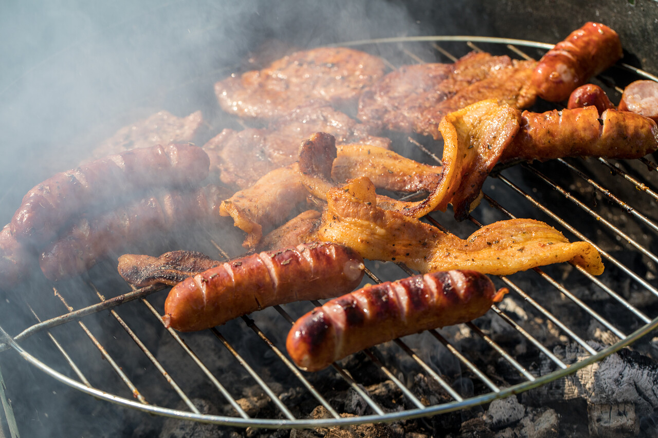不健康但好吃的烤香肠和肉
