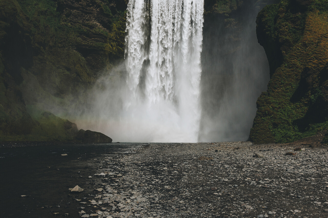 冰岛美丽的瀑布与蒸汽景观北欧冰岛旅游