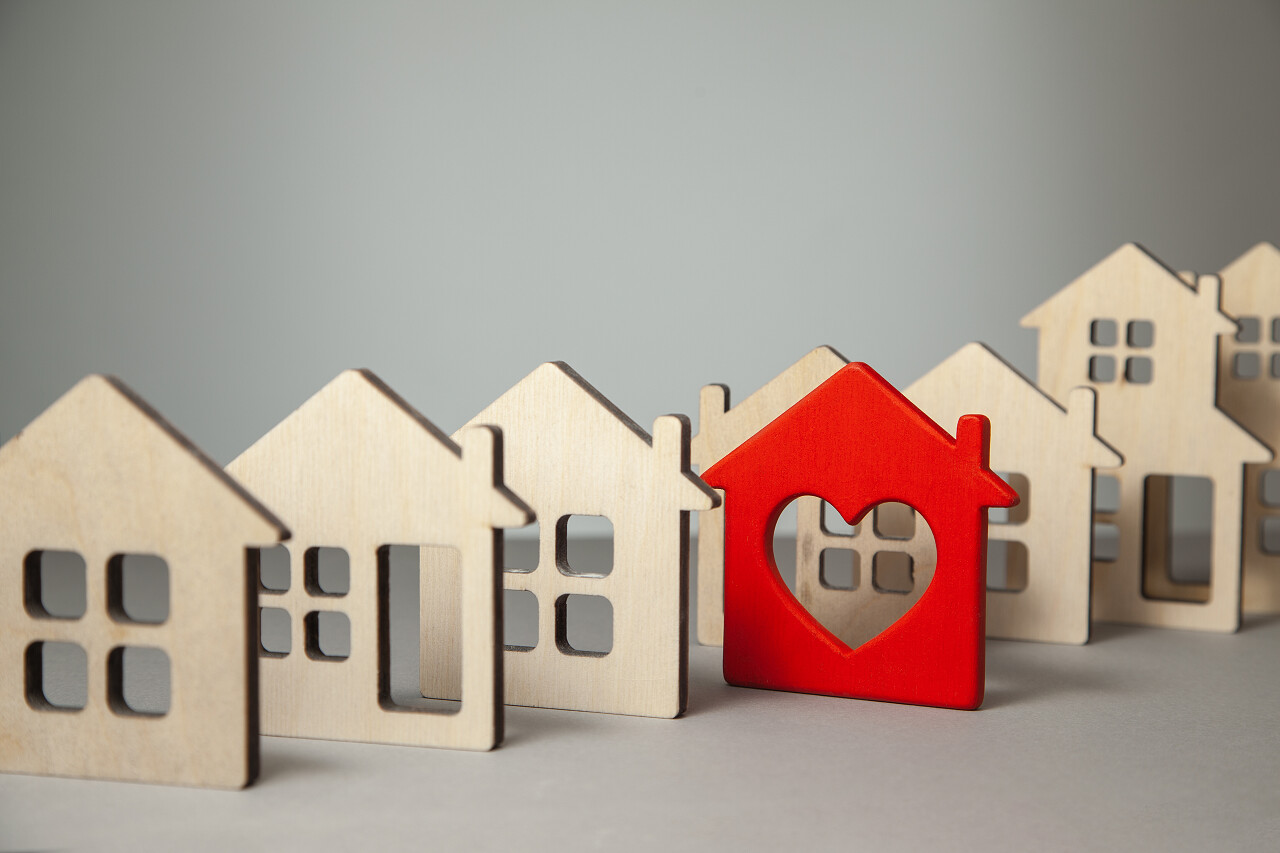 木头小房子和红色爱心小房子房地产投资