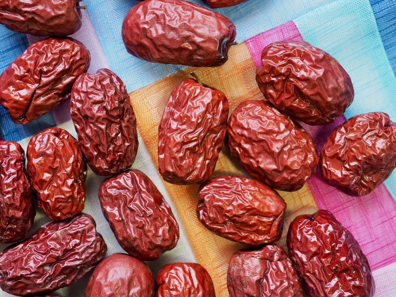 彩色布面上的大枣