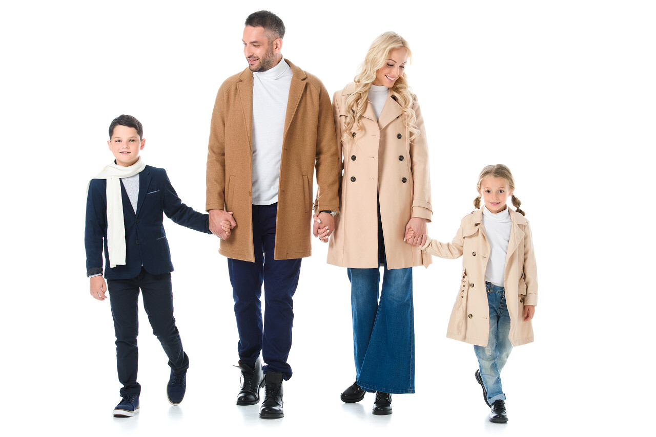 一家四口散步幸福牵手