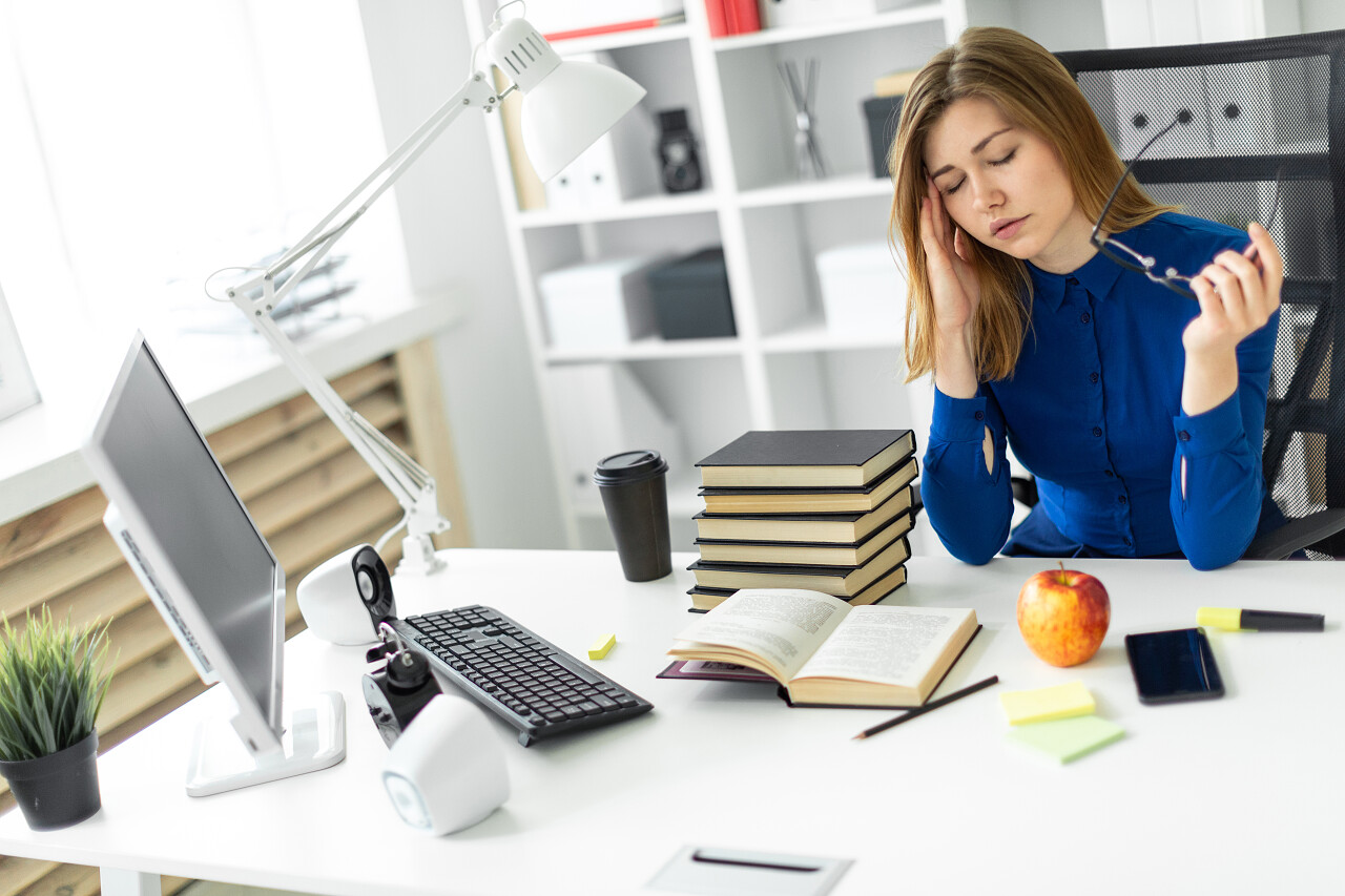 穿着蓝色衬衣的漂亮女孩工作