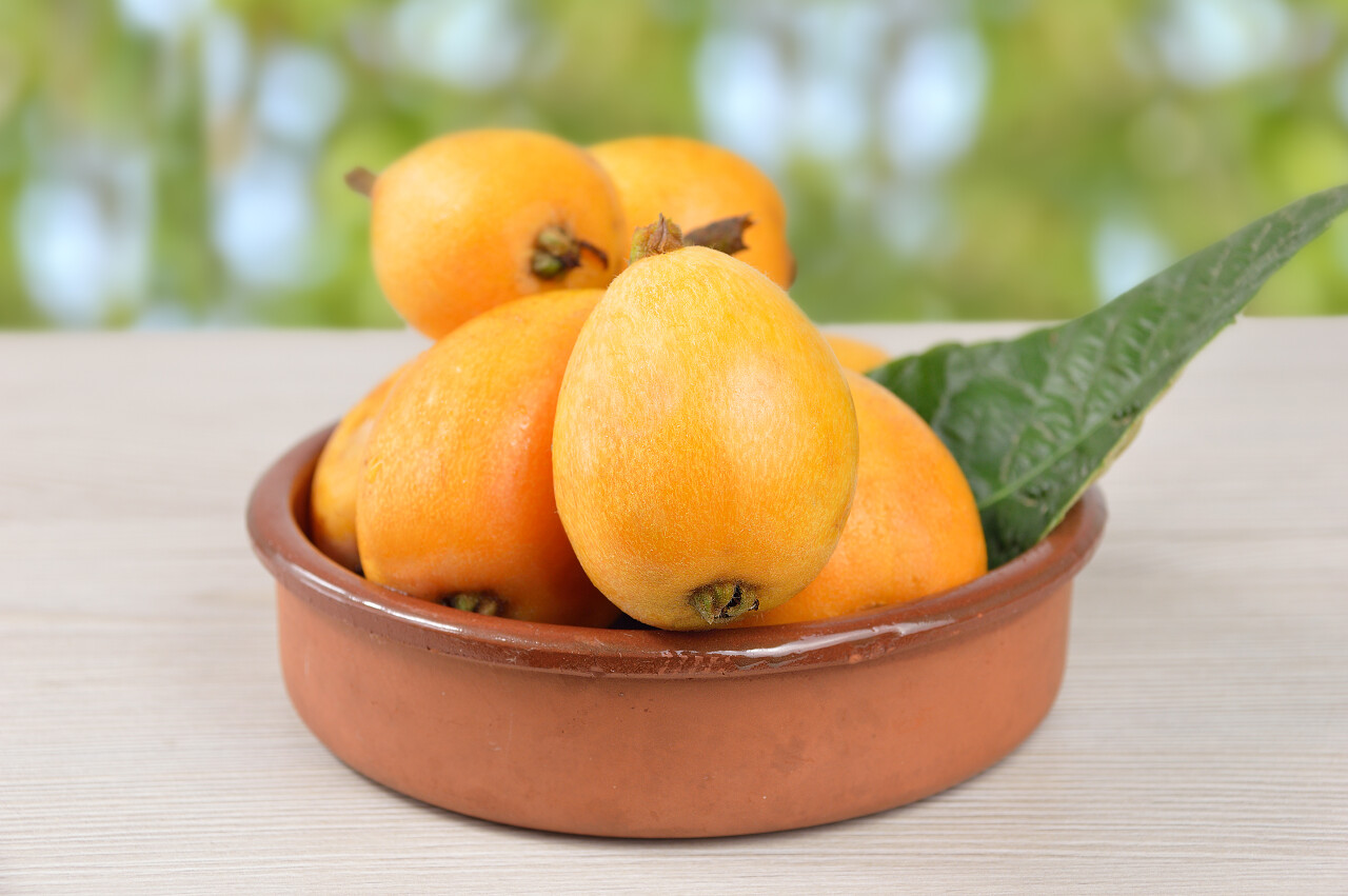 在木桌顶上加粗的枇杷群