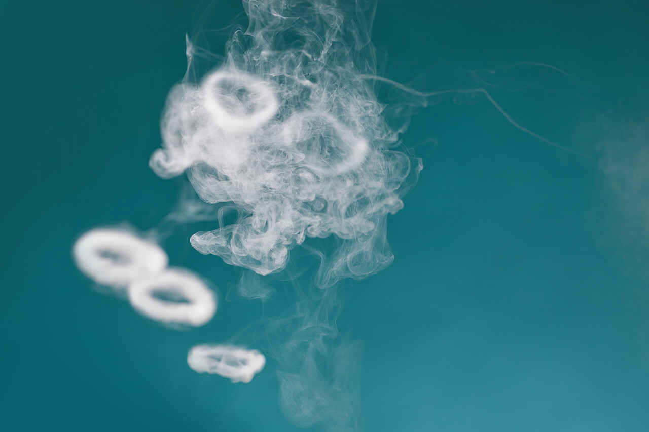 蓝色背景上的白色烟雾环