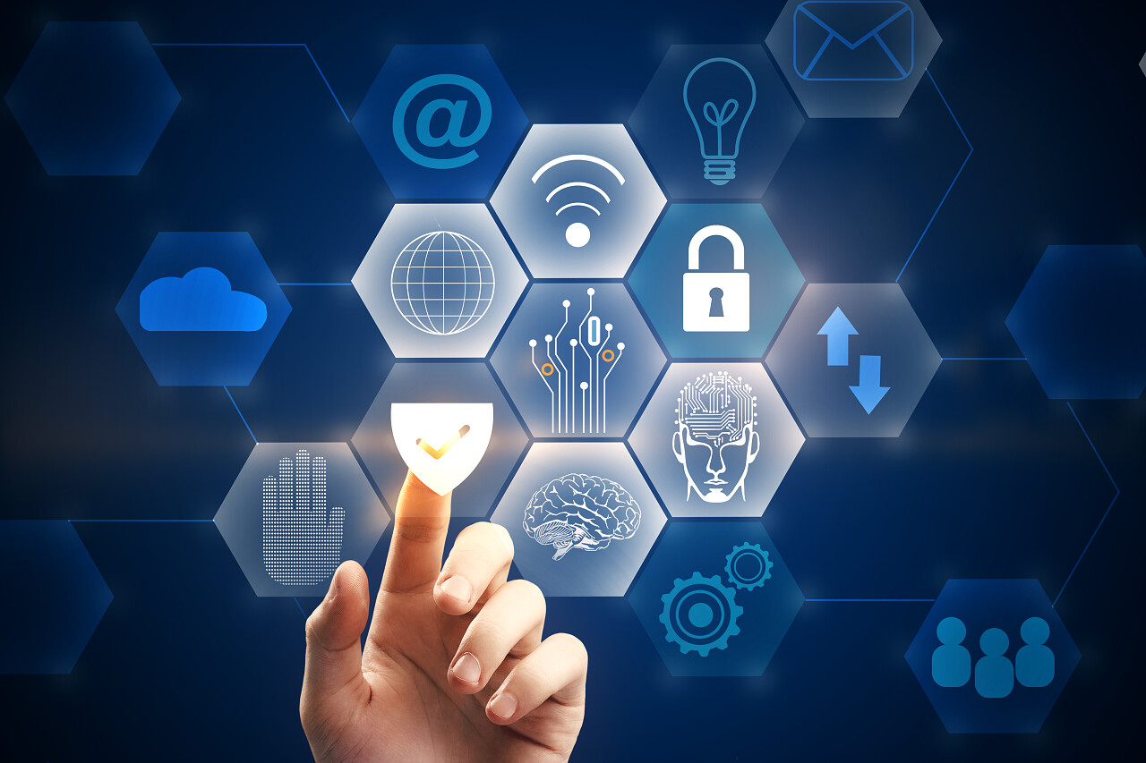 商人手指着数字业务界面点击手势