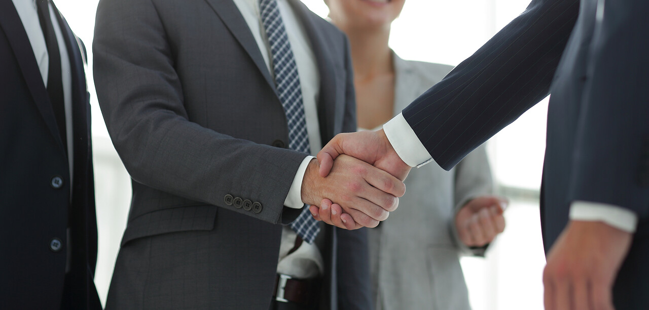 商界领袖与投资者握手合作团结握手企业团结团结人物合作平台商务人士合作握手