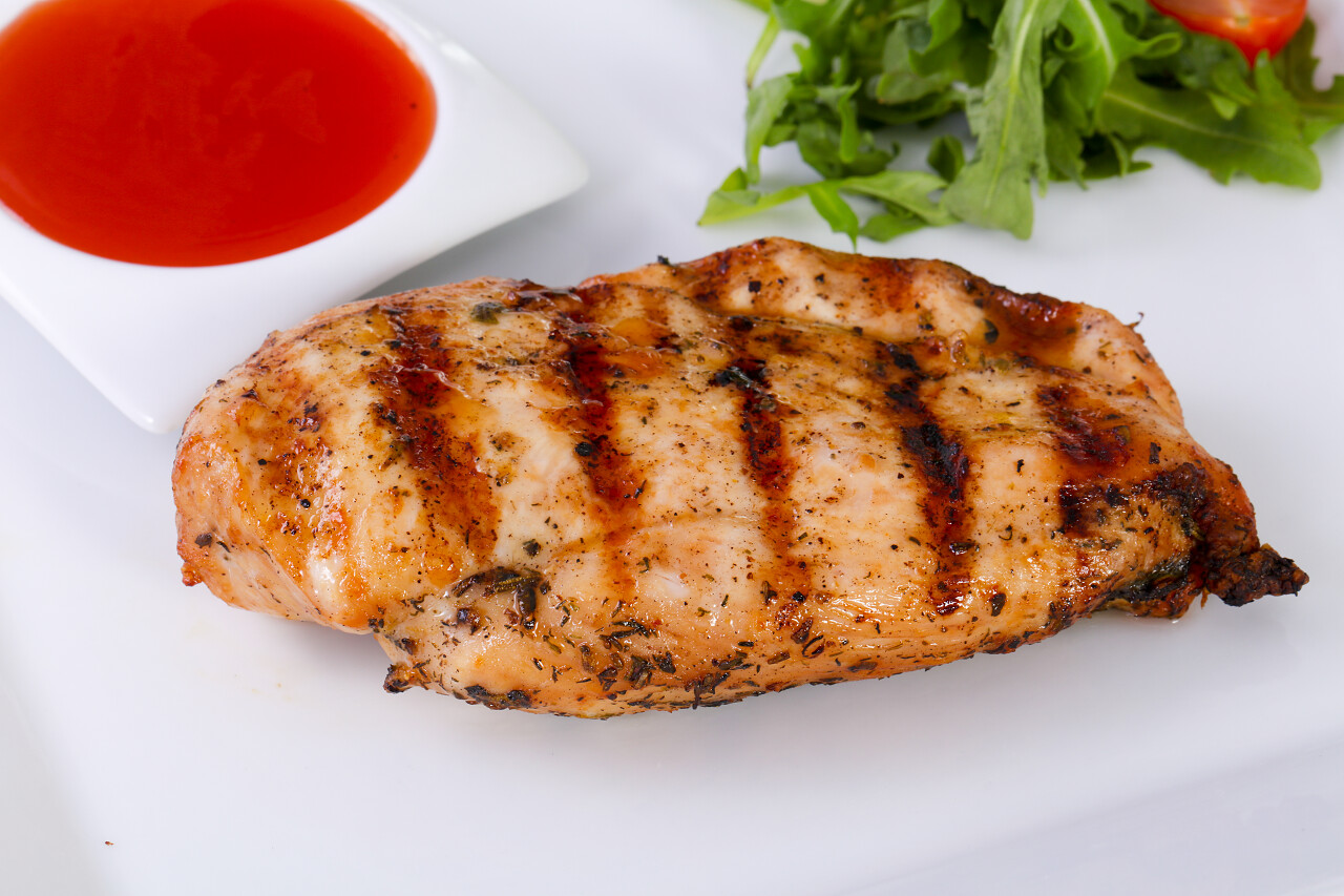 烤鸡胸肉加酱汁
