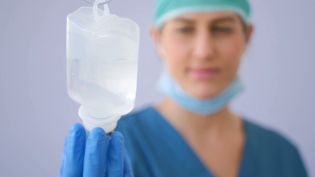 穿制服的年轻女护士输液