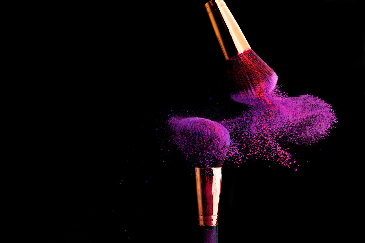 化妆刷与彩色粉末飞溅爆炸黑色